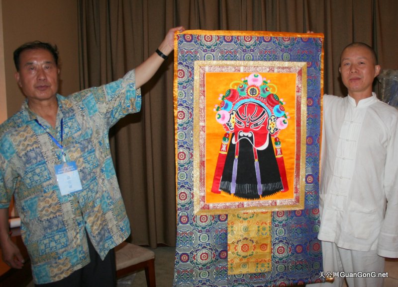 青海关瑞麟宗长赠送关公文化艺术品给湖北荆州关帝庙